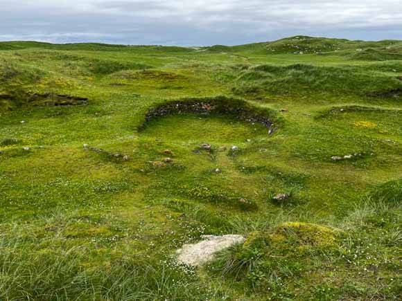 Überreste pre-historischer Rundhäuser